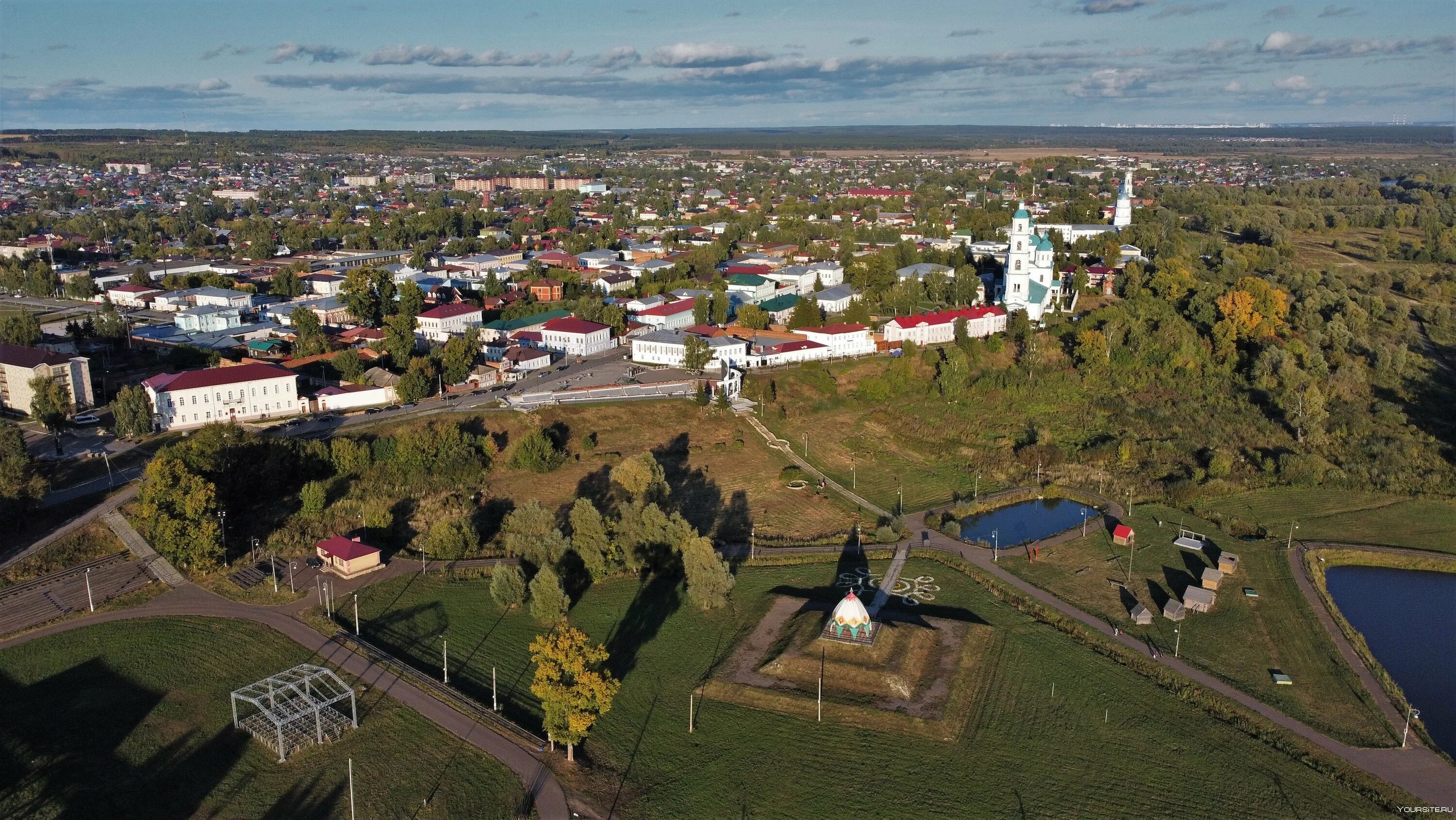 В каком городе находится елабуга. Город Елабуга Татарстан. Елабуга Казань Шишкинские пруды. Елабуга центр города. Татарстан Елабужский район Елабуга.