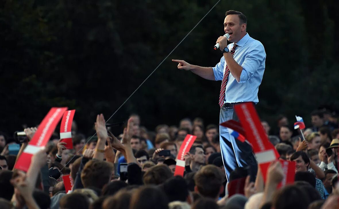 Выступления навального на митингах. Навальный оратор. Навальный фото. Трибуны для выступлений.
