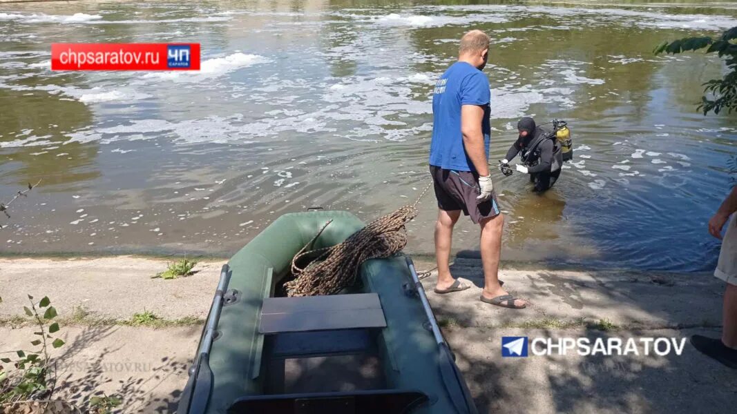 Как достают утонувших. Водолазы достают тело утонувшей женщины.