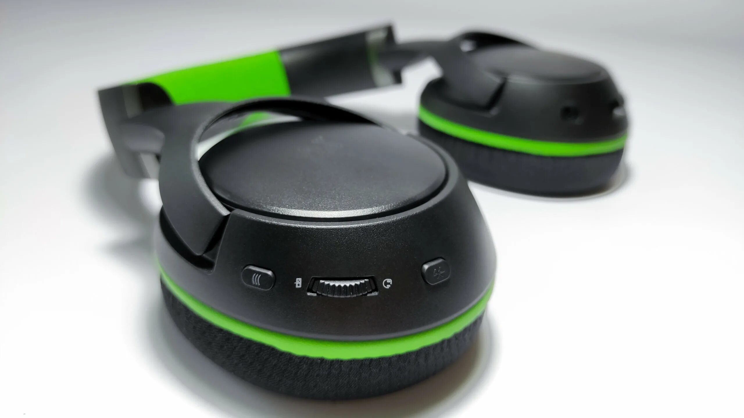 Razer kaira for xbox. Razer Kaira Pro. Razer rz04. Razer Karia for Xbox. Радиочастотная гарнитура Razer Kaira белый.