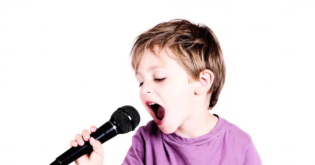 Ютуб песни я пою. Малыш с микрофоном. Дети поют. Пение дети. Поет в микрофон.