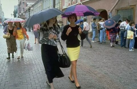 Трогает прохожих