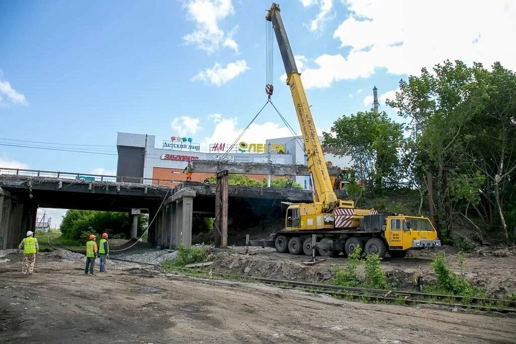 Барнаул ремонтная. Мост на Калинина Барнаул. Мост новый рынок Барнаул. Демонтировали мост. Реконструкция моста на новом рынке.