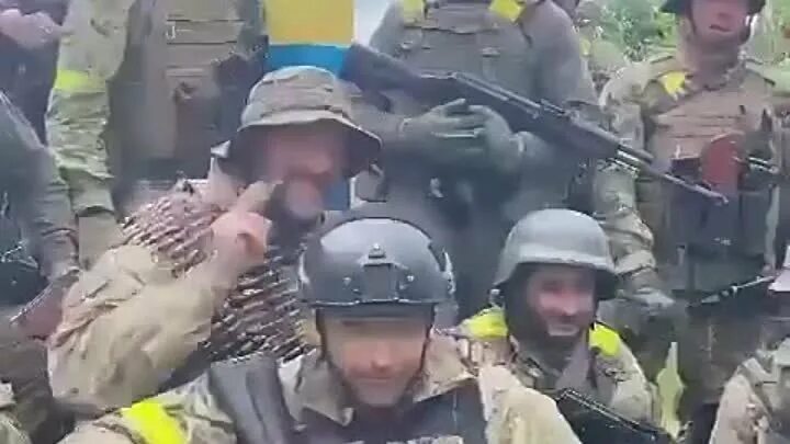 Украинцы с пограничным столбом. Украинские военные таскали пограничный столб. ВСУ С пограничным столбом. Военные тащат пограничный столб.