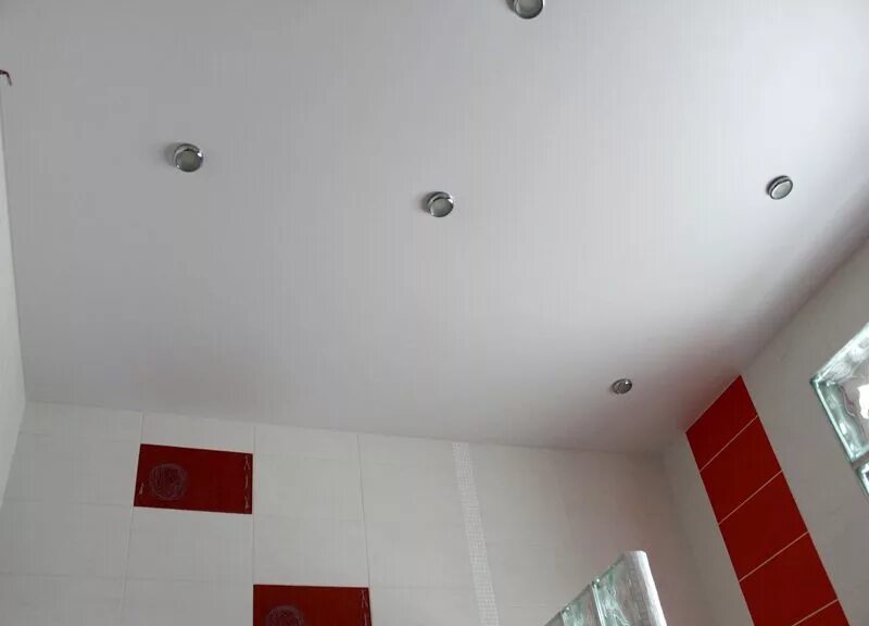 Белый потолок в ванной. Матовый натяжной потолок в ванной. Сатиновый натяжной потолок в ванной. Натяжной потолок в ванную матовый. Сатиновый потолок в ванной.