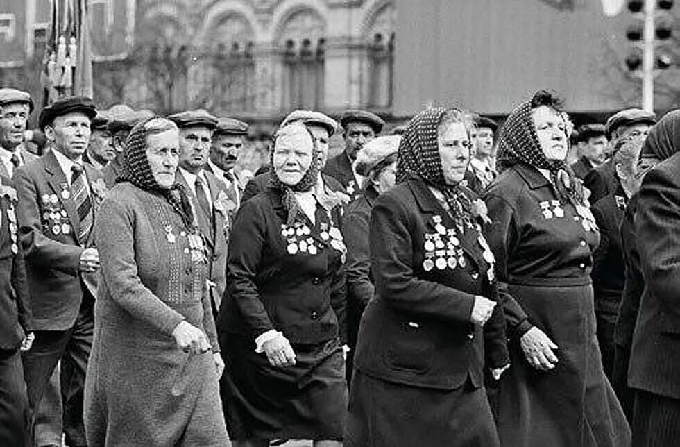Парад победы май 1945. Ветераны Великой Отечественной войны 1985. Женщины на параде Победы 1945 года. С днем Победы. 9 Мая 1945 ветераны.