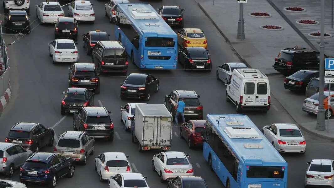 Автобусная полоса такси можно. Автобусная полоса. Автобусные полосы в Москве. Выделенная полоса для автобусов. США выделенка для автобусов.