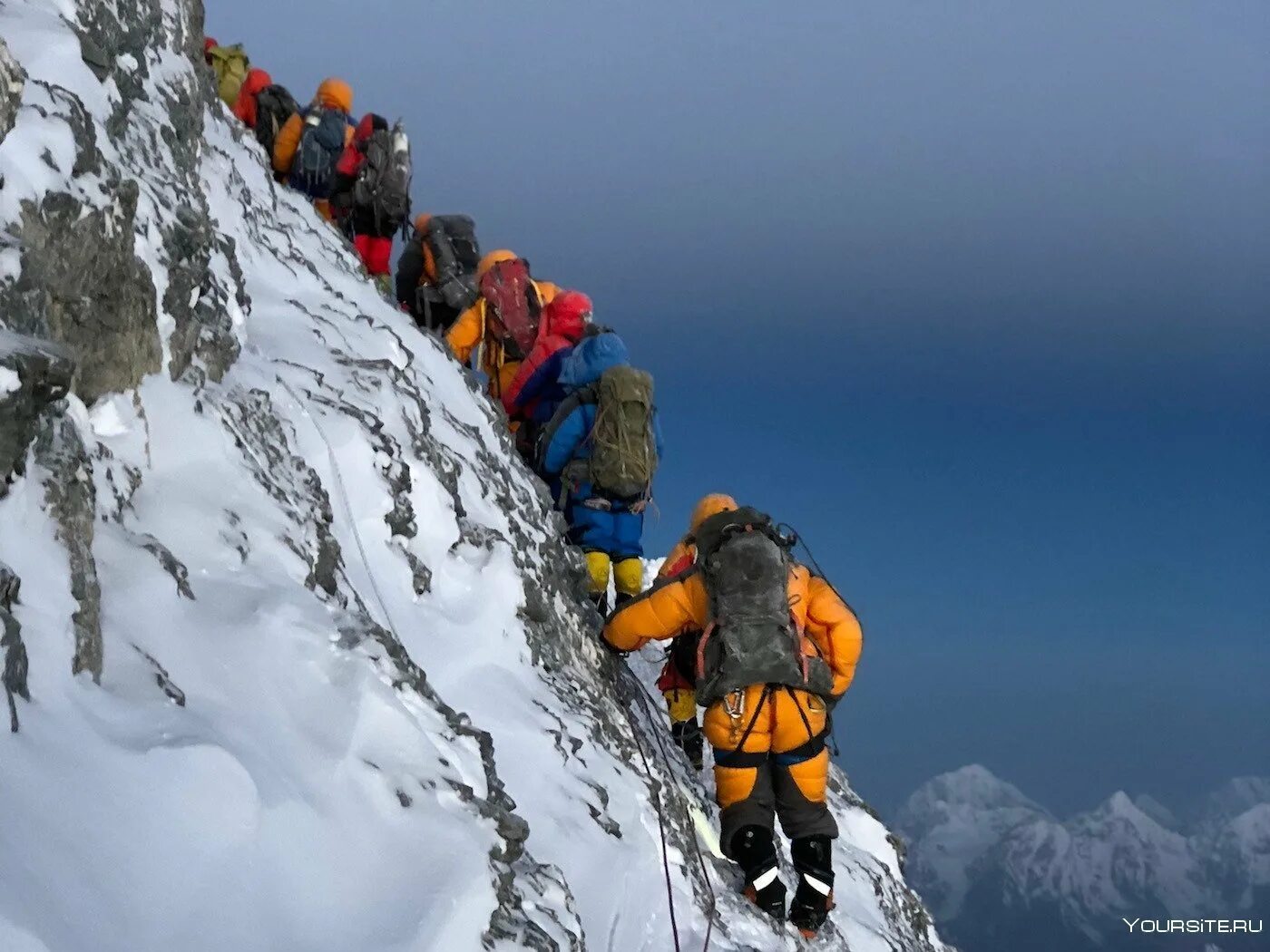 Сколько нужно подниматься на эверест. Непал восхождение на Эверест. Эверест гора восхождение. Гималаи Эверест восхождение. Эверест Джомолунгма альпинисты.