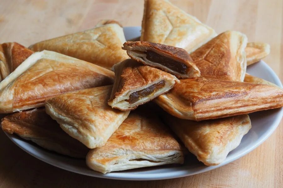 Песочный треугольник. Песочный треугольник. Печенье треугольники. Гоменташи "уши амана". Пурим печенье уши амана.