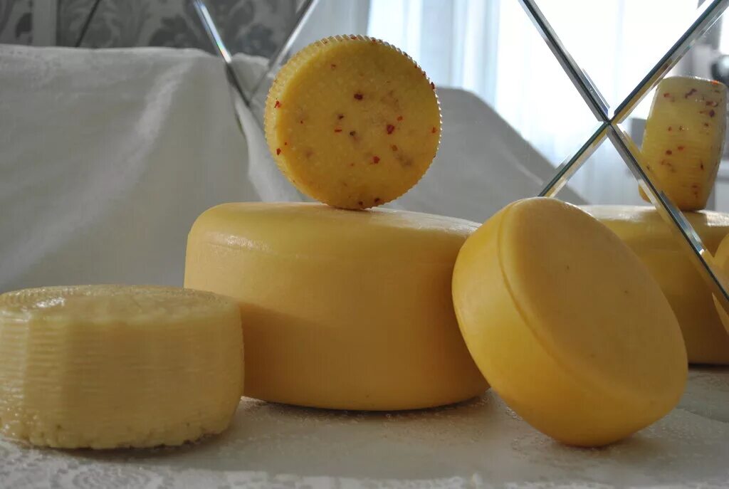 сыр российский особый сармич 45. сыр молочный мир беларусь. сыры фасованные. сыр москва. сыр российский.