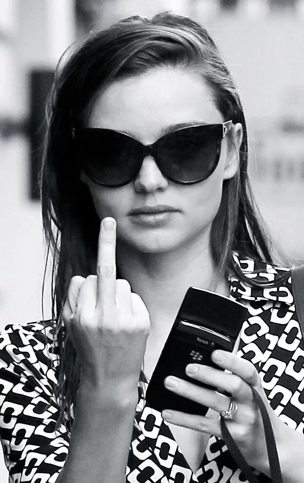 Девушка средний палец. Девушка с пальцем. Женский фак. Девушка средний палец. Девушка средний палец.