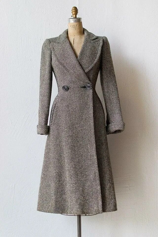Пальто в старинном стиле. Пальто 1950. Ретро пальто женские. Пальто в стиле ретро женское. Пальто приталенное расклешенное.