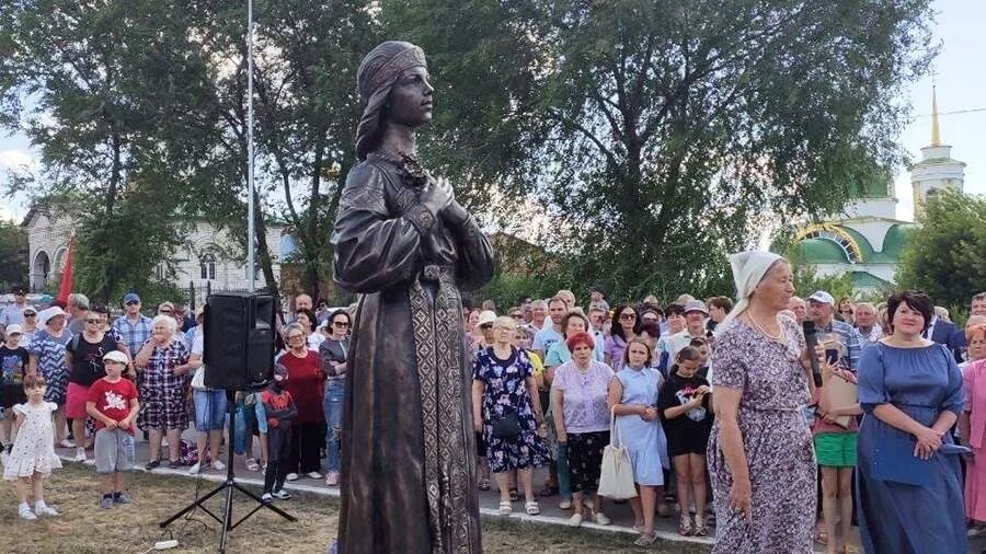 Скульптура аленки в нововоронеже. Новоаленовка. Памятник аленке в нововоронеже. Алёнушка скульптура воронеж. Памятник шоколадке аленка.