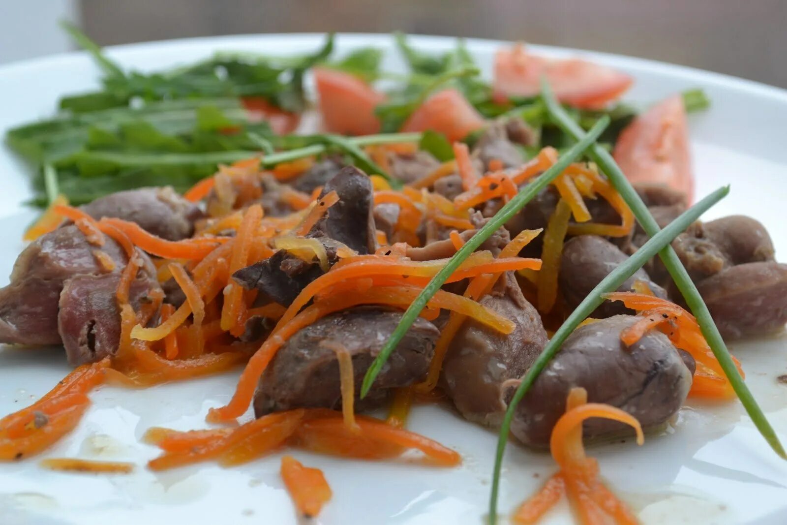 Куриные сердечки и желудки рецепт тушеные. Пирожки из куриных желудков. что можно приготовить из куриных желудков. куриные желудки рецепты.