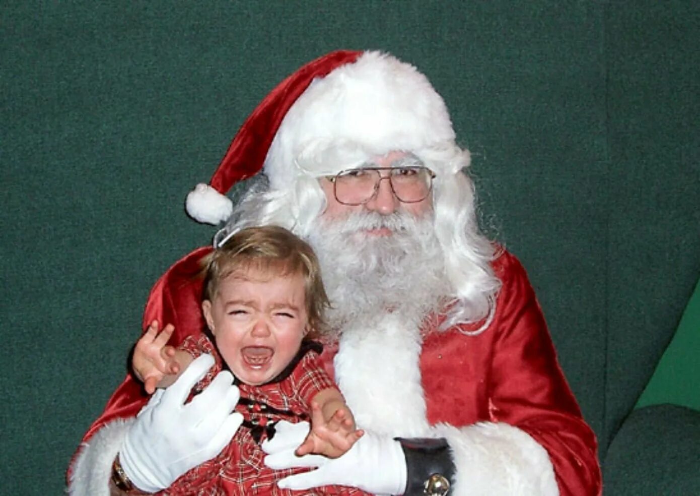 Ребенок испугался деда мороза. Дедушка мороз в реальной жизни. Ребенок испугался деда мороза. Ребёнок испугался деда мороза. Страшный дед мороз с детьми.