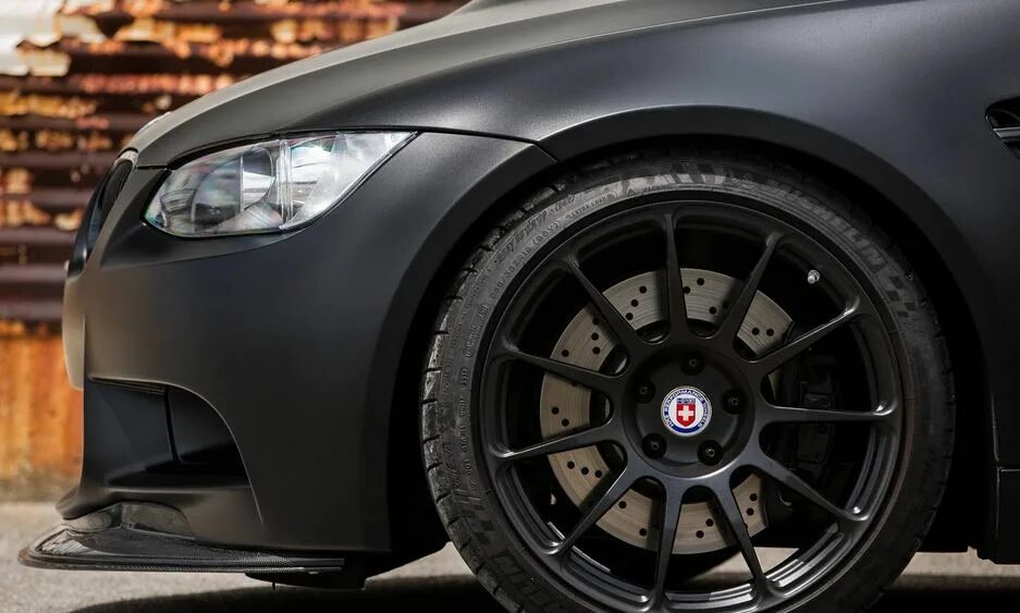 Черные суппорта на черной машине. Колеса BMW m3. Диски BMW m3 e92. Диски Моторспорт BMW e82. БМВ 3 серая черные диски.