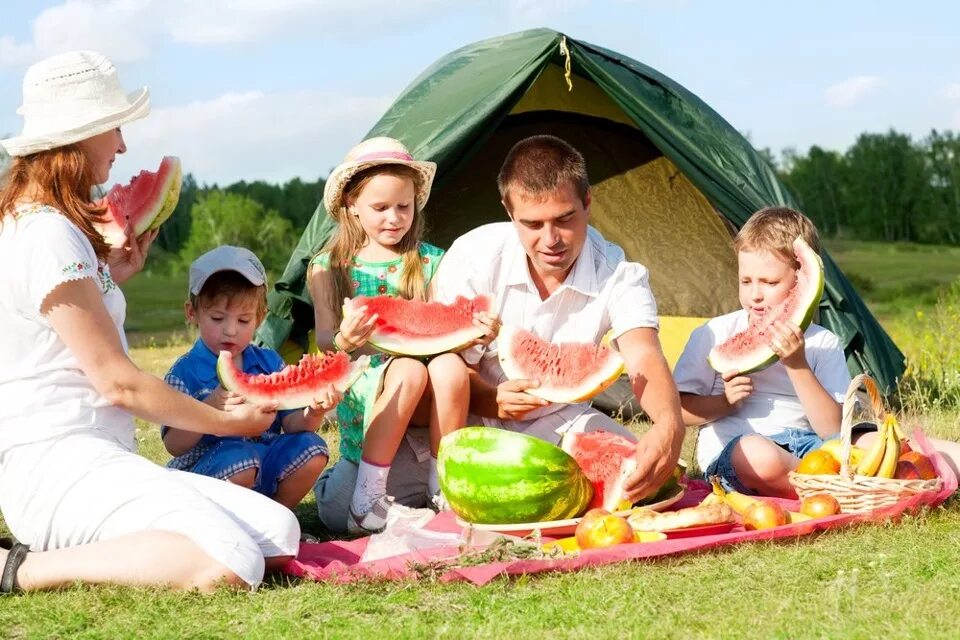 Пикник с семьей на природе. Семья лето пикник. Фотосессия пикник на природе семьей летом. Семья с 3 детьми на пикнике.