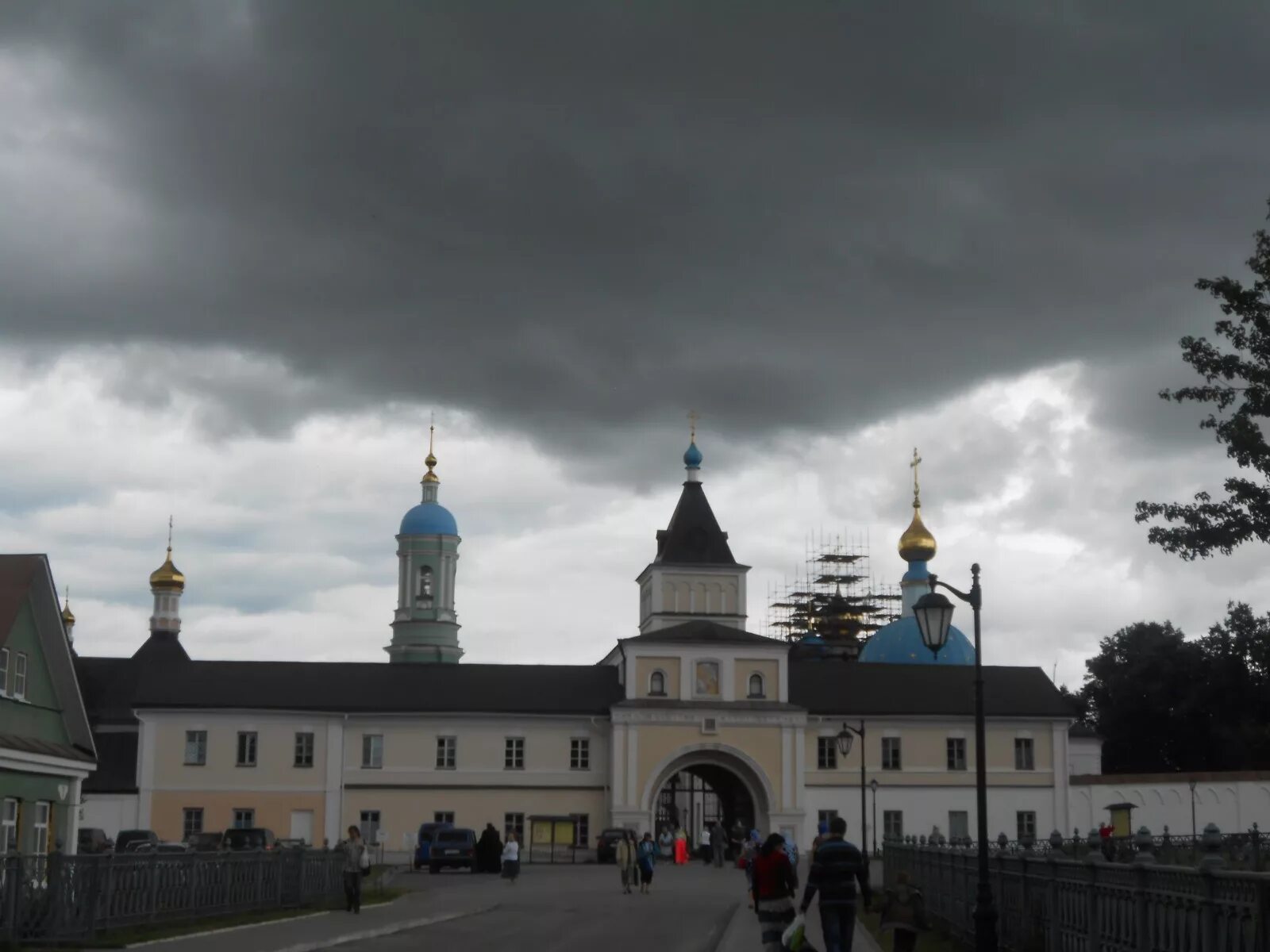 Монастырь Оптина пустынь СПБ. Оптина пустынь фото. Оптина из космоса. Оптинские песнопения