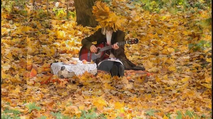 Слушать музыку листопадом гио. Мужчина с кленовым листом. Гитара в осенних листьях. Гитара осень листья. Осенняя фотосессия с гитарой на природе.