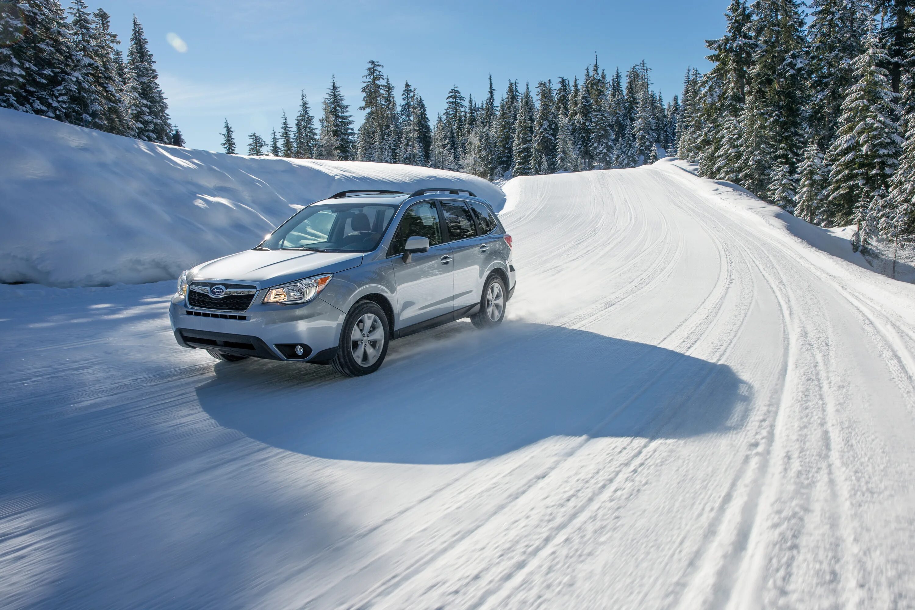 Машина снежка. Subaru Forester 2016 серебристый. Субару Форестер 2016 зимой. Субару Форестер зимой серебристый. Авто зимой Субару Форестер.