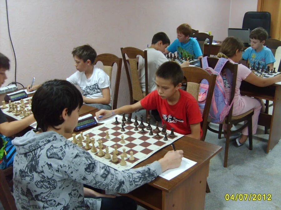 Шахматы люберцы военный городок. Шахматный турнир в тарусе. В зимнем лагере проходил шахматный турнир число. Детский чемпионат по шахматам. Шахматный турнир сестрорецк 435 школа.