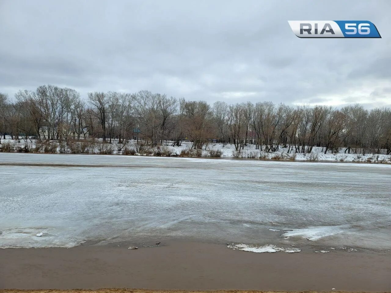 Уровень воды у Самары. Уровень воды в Урале. Урал паводок. Уровень воды в Урале у Оренбурга. Река урал в оренбурге уровень воды сегодня