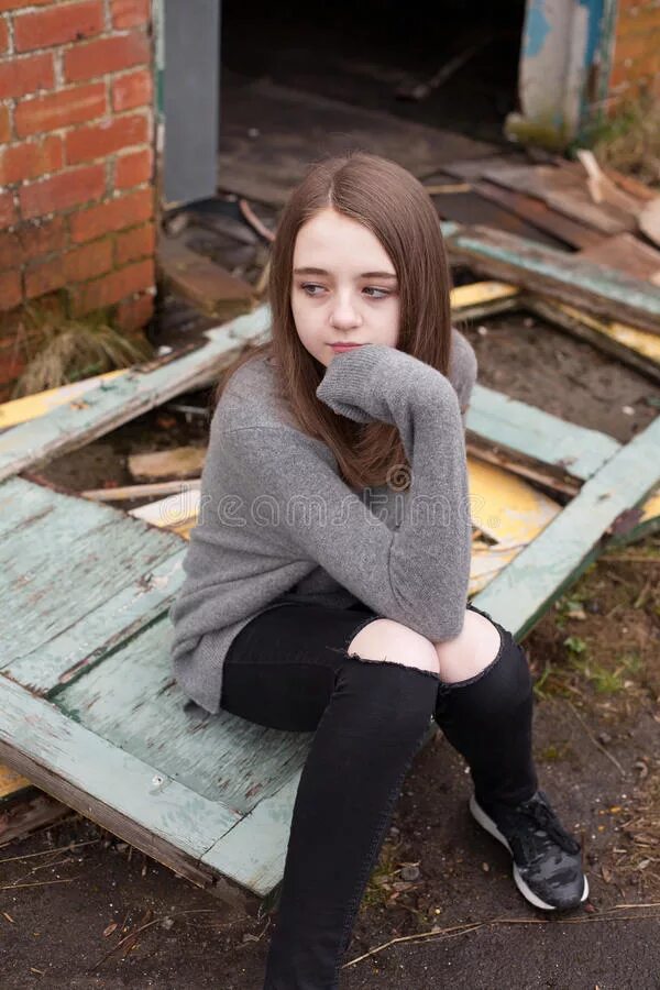 Женщина старше мужа. Девушка в парке. Девушки школьницы 16 лет. Красивые девочки подростки. Девушка младше на 13.