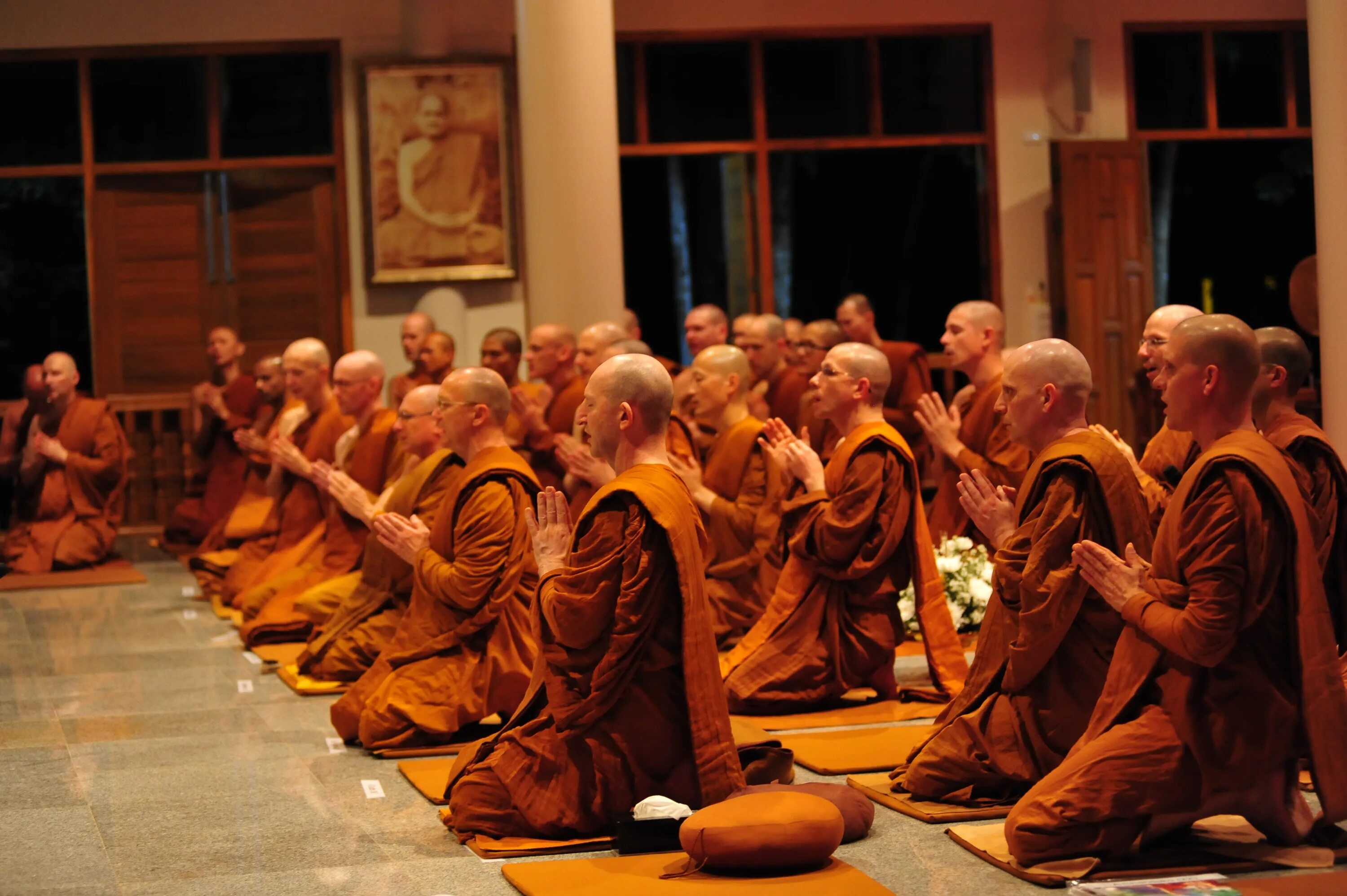 Утренние песнопения. Тхеравада-хинаяна. Буддизм Тхеравада /хинаяна Будда. Буддийский монах Тхеравада. Буддизм махаяна монахи.