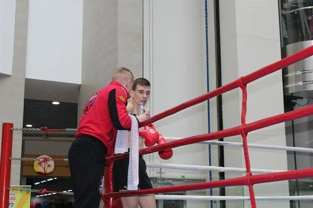 Тренажерный зал школа бокса маскаева саранск. Саранск бокс маскаева. Бокс турнир. Тренер и боксер. Мордовские боксеры.