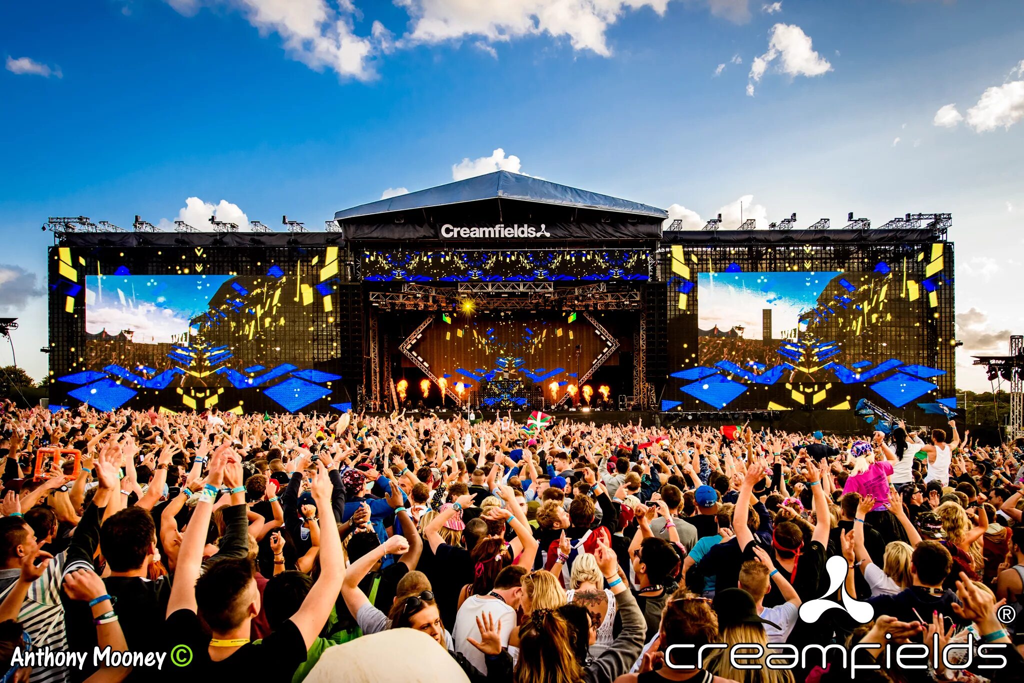 Music bank global festival. Creamfields Festival 2022. Creamfields Camping. Creamfields фестиваль где проходит. Футболки Creamfields.