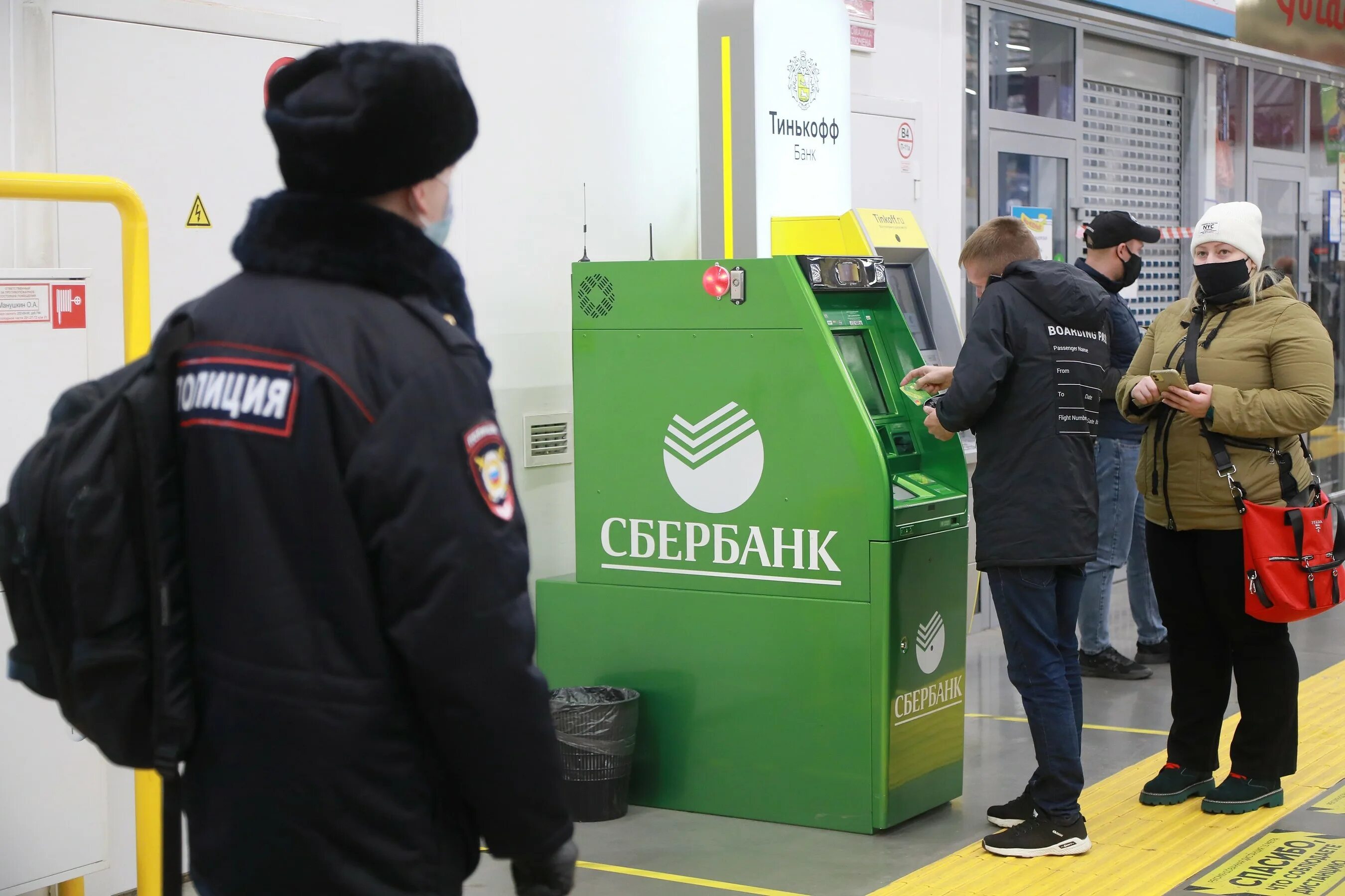 Мошенники набрали кредитов. Мошенничество в отделении банка. Спасли миллион от мошенничество. Займы Красноярск мошенники. Мадиярбек спас от мошенников.