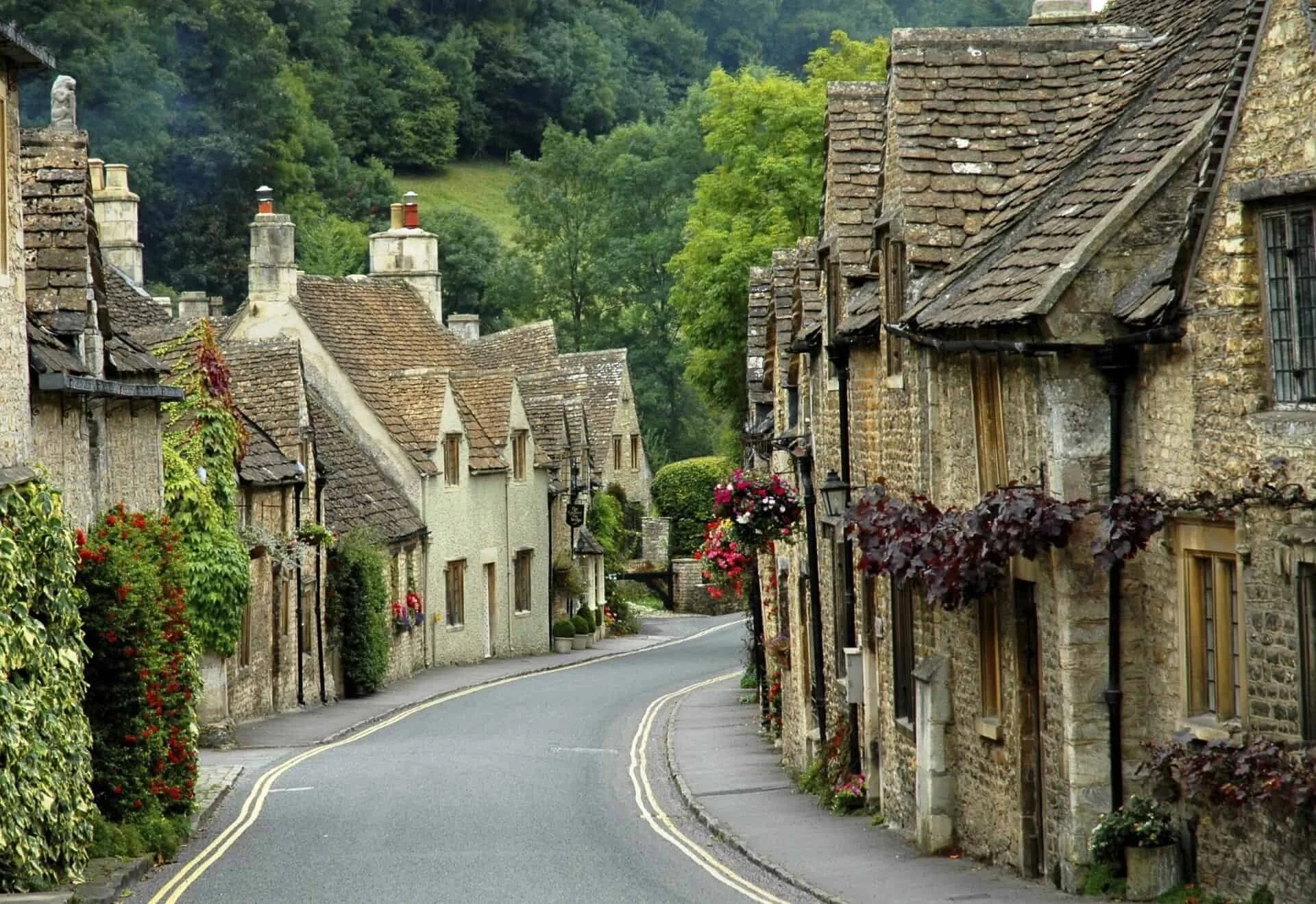 English countryside. Деревня Котсуолдс Англия. Графство Уилтшир Англия. Castle Combe, Уилтшир, Англия. Касл комб Англия.