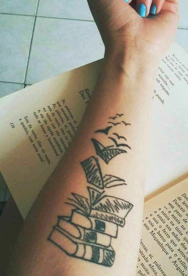 Татуировка читать. Литературные тату. книжные тату. татуировка книга. тату на книжную тематику.
