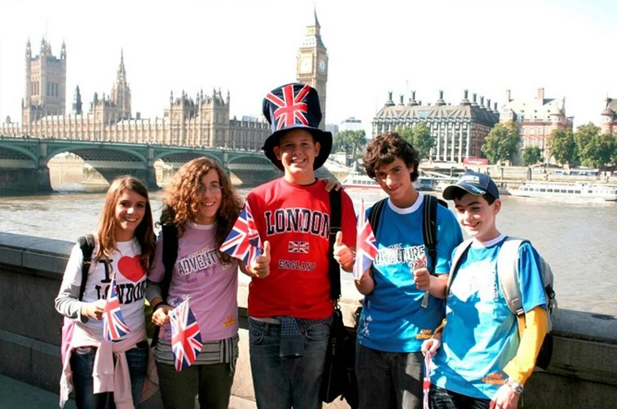 Молодежь Англии. Лондон для детей. Английский лагерь за границей. Школьники в Лондоне.