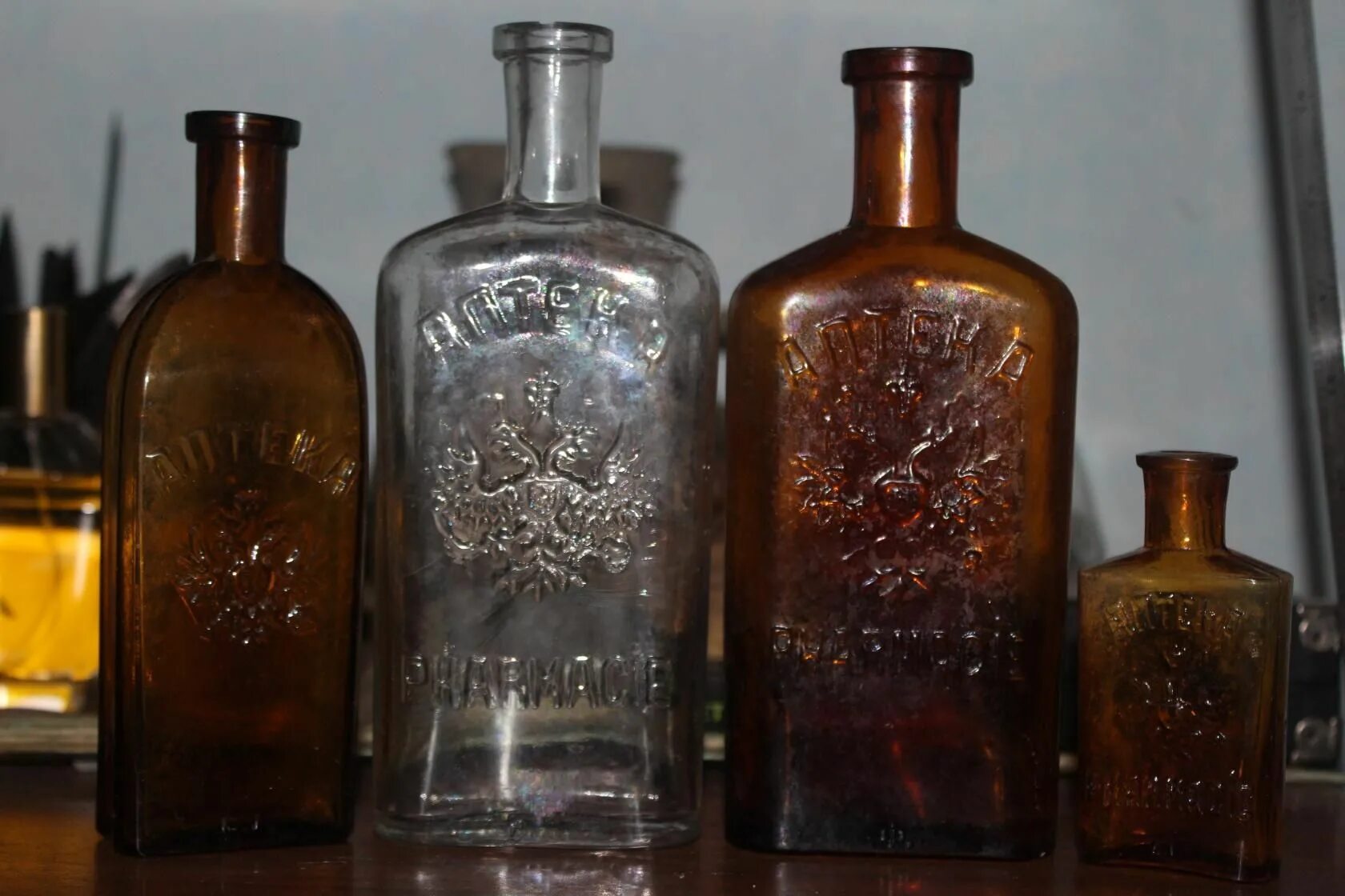 Старинные бутылки. Царские бутылки. Стеклянные бутылки Российской империи. Царские бутылки стеклянные.