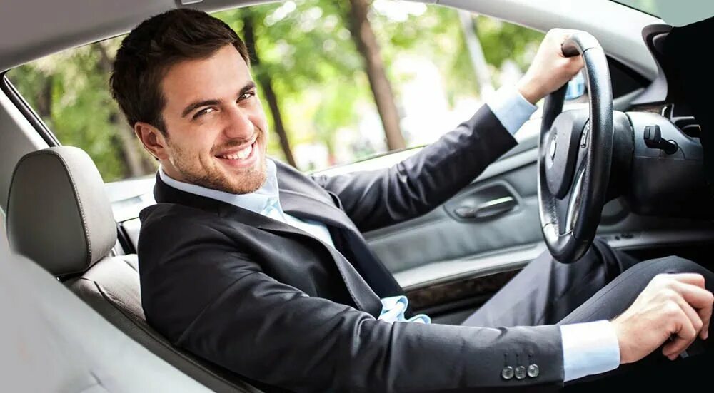 Водитель и автомобиль. Водитель улыбается. Водить машину. Личный водитель. Водитель.