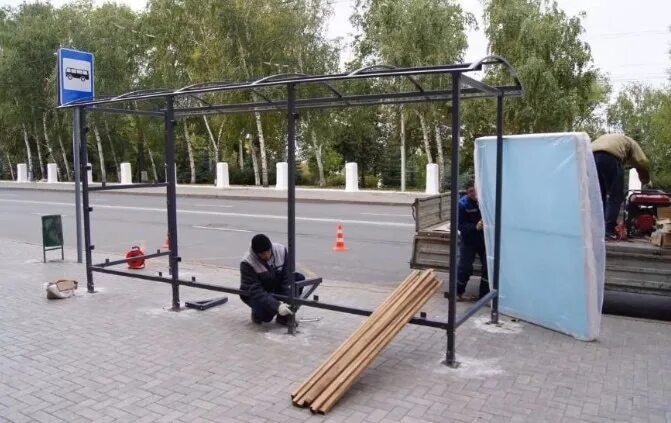 Остановочный павильон «лайт-бокс плюс боковая стенка». Современные остановки общественного транспорта. Установили остановочный павильон. Остановочный павильон из профнастила. Остановки владивосток.
