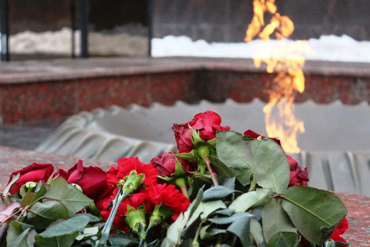 Минута молчания в память жертв. Памяти погибших. почтить память погибших. почтим память минутой молчания. почтим память погибших минутой молчания.