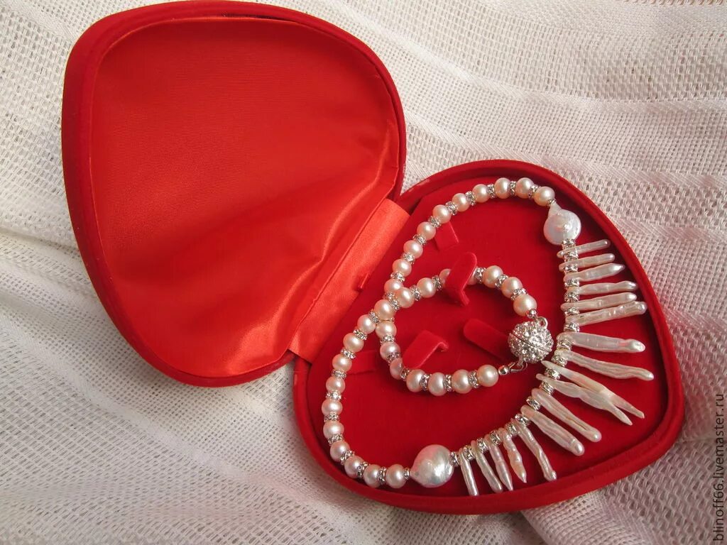 Украшения из жемчуга в коробочке. Бусы в коробочке. Бусы жемчуг в шкатулке. Шкатулка для ожерелья. Бусинки для бисера.