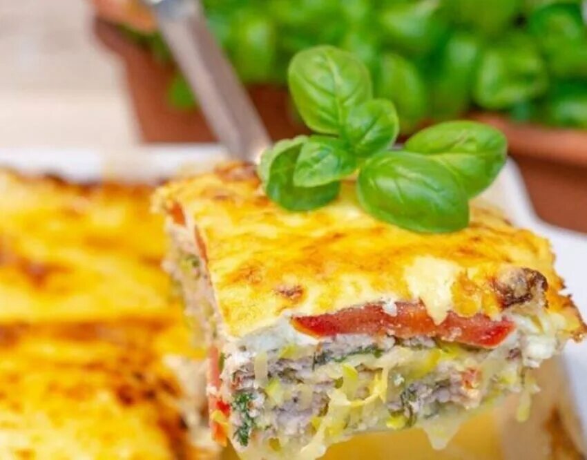 Запеканка с мясным фаршем. Мясная запеканка из фарша с картошкой. Запеканка с кабачками и фаршем в духовке. Запеканка с картошкой и фаршем в духовке. Картофельная запеканка с мясом.