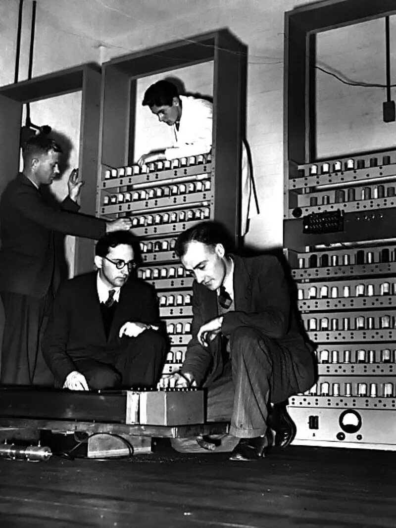 Морис Уилкс, Эдсак. Эдсак 1949. Первый компьютер Морисом Уилксом. 1949 Компьютер Морисом Уилксом.