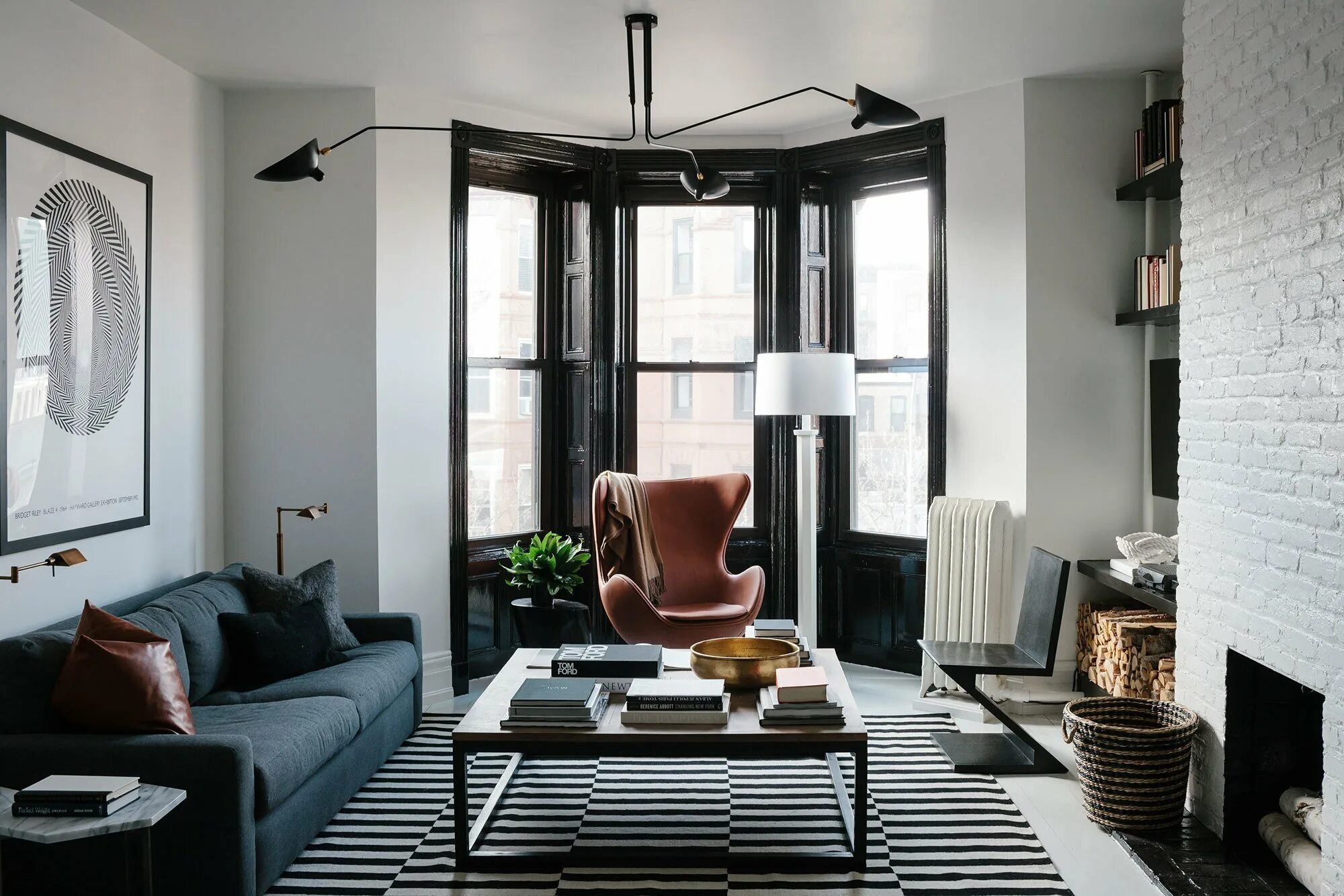 Нью-йоркский стиль в интерьере. Черные окна в интерьере квартиры. Темные окна в интерьере. Черно белый интерьер.