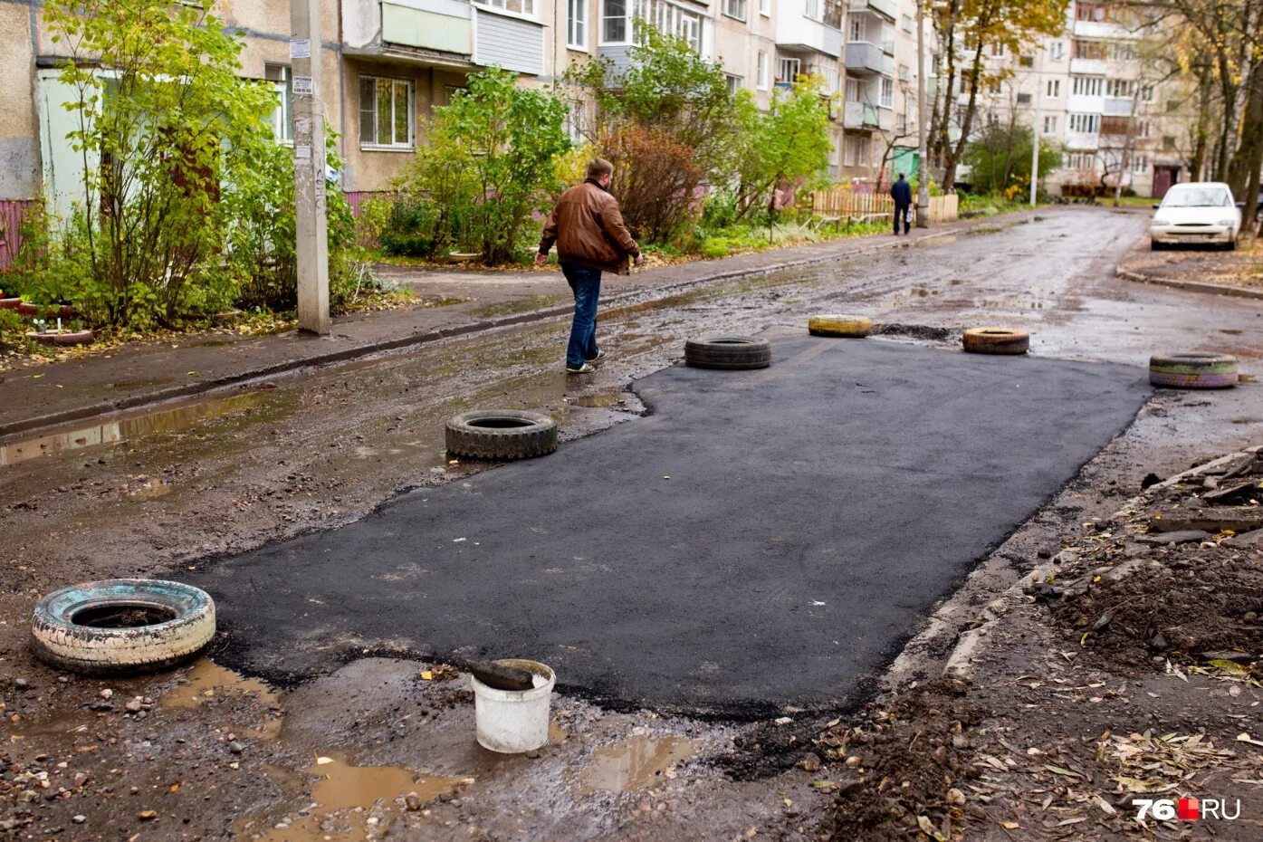 Гудеть двором. Заплатка на дороге. Заплатки на асфальте. Двор в Америке. Ужасный двор.