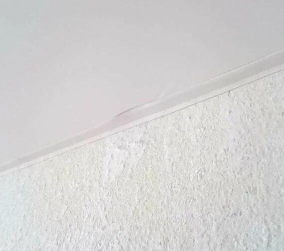 Складки на натяжном потолке. Наружный угол натяжного потолка. Как убрать складки на натяжном потолке. Уборка натяжного потолка. Полосы на натяжном потолке после монтажа.