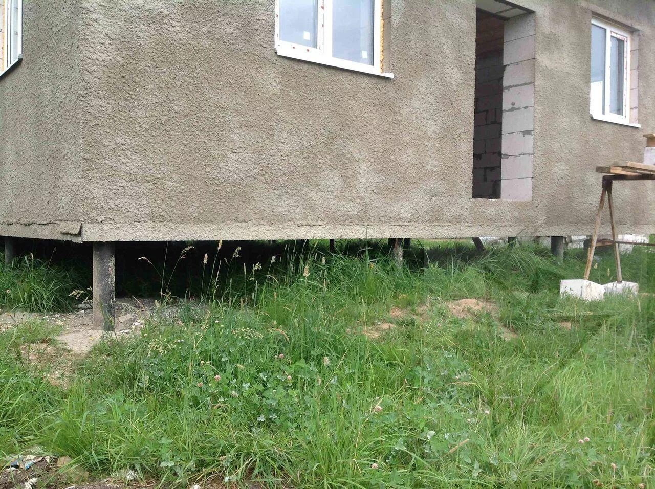 Дом из пеноблоков на винтовых сваях. Дом из пеноблоков на винтовых сваях. Дом из блоков на забивных сваях. Дом из пеноблока на свайном фундаменте. Дом из газобетона на сваях.