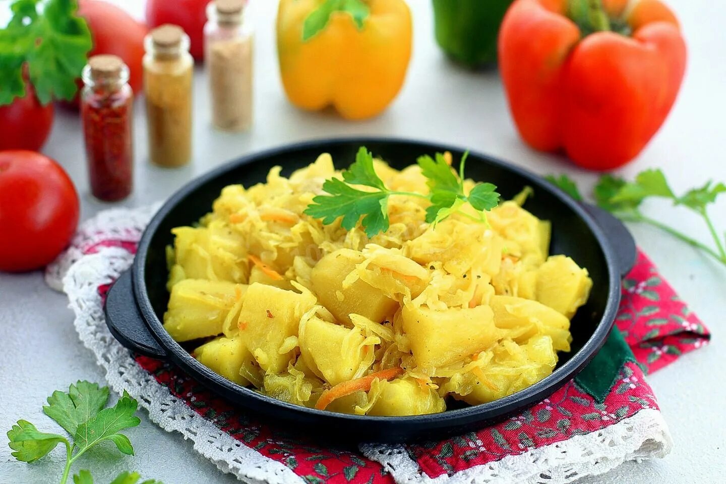 Как приготовить картошку с квашеной капустой. Картошка с квашеной капустой. тушёная капуста с картошкой. картошка с квашеной капустой тушеная. капуста с картошкой на сковороде.