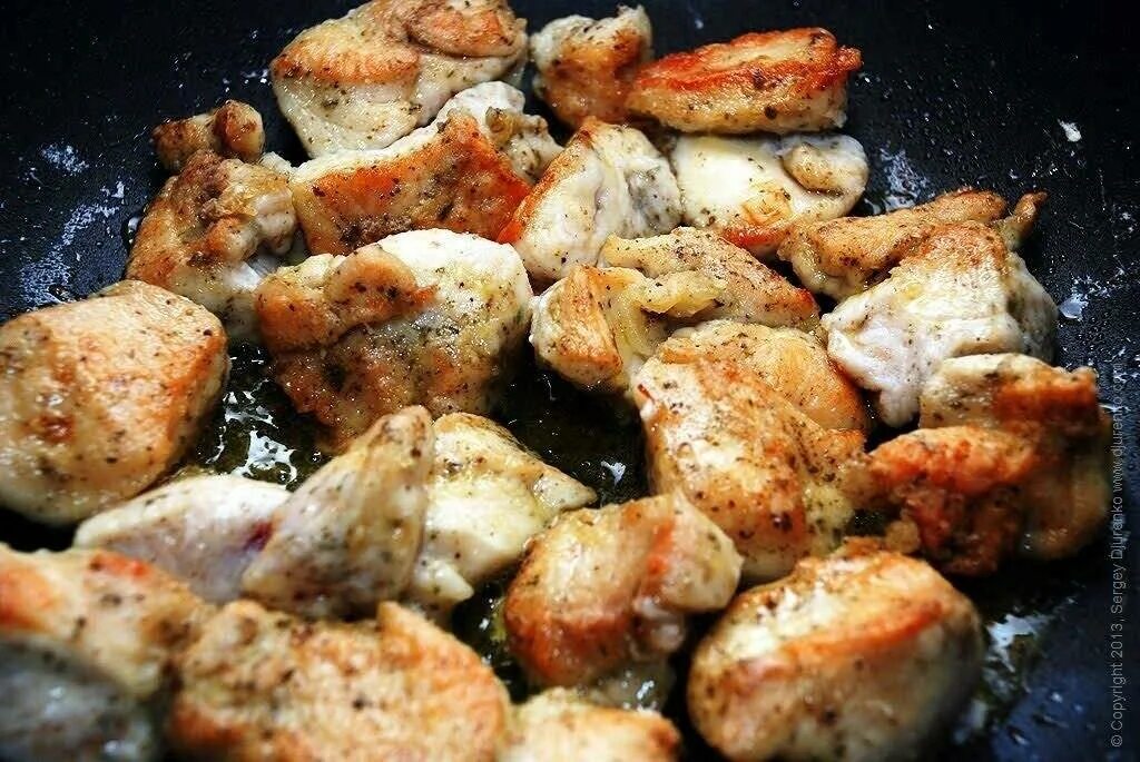 Рецепт куриной грудки кусочками. Курица в духовке кусочками. Кусочки жареной курицы. Жареное куриное филе. Куриное филе на сковороде.