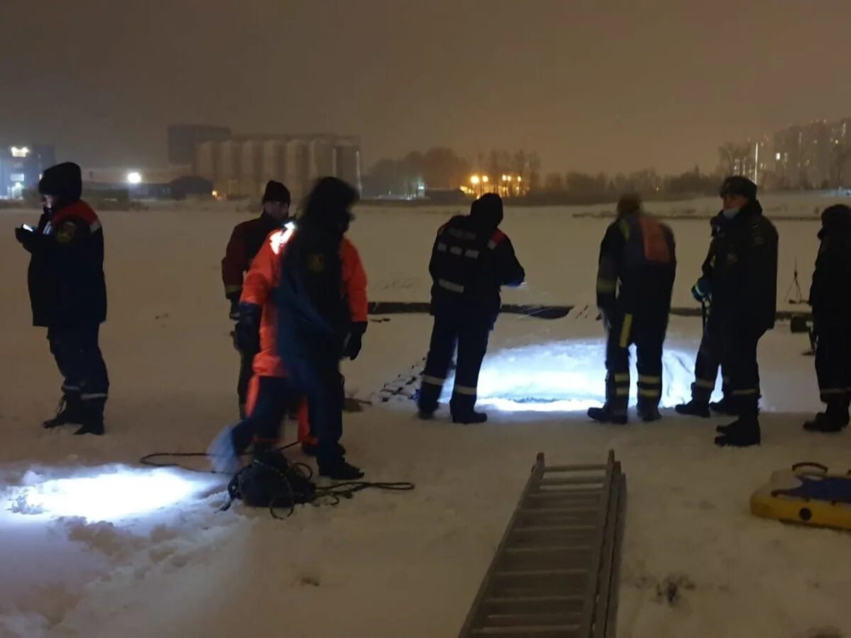 Все взморье утопает в свежем снегу. Сход льда на Неве. Мальчик провалился под лед. Спасатели нашли тело мальчика.