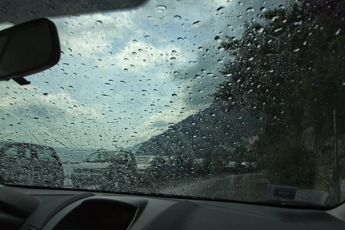 Хорошо в машине в дождь. Машина дождь. Дождь из окна машины. Дождь на окне машины. Авто в дождь.