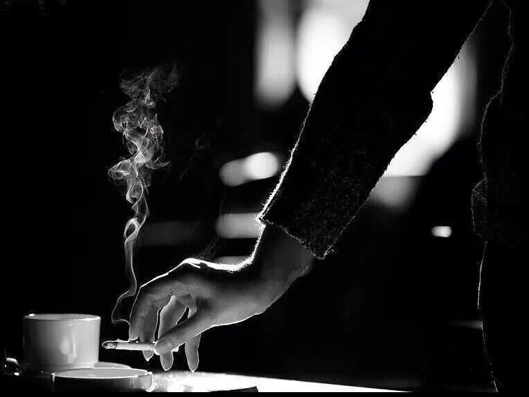 Дымом печали. Женская рука с сигаретой кофе. Дым сигарет и кофе. Девушка с сигаретой и кофе. Кофе и сигареты на окне.